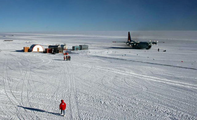 The last flight of the South Pole 2009-10 summer.