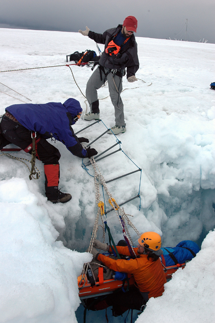 Glacier SAR team performs a drill.