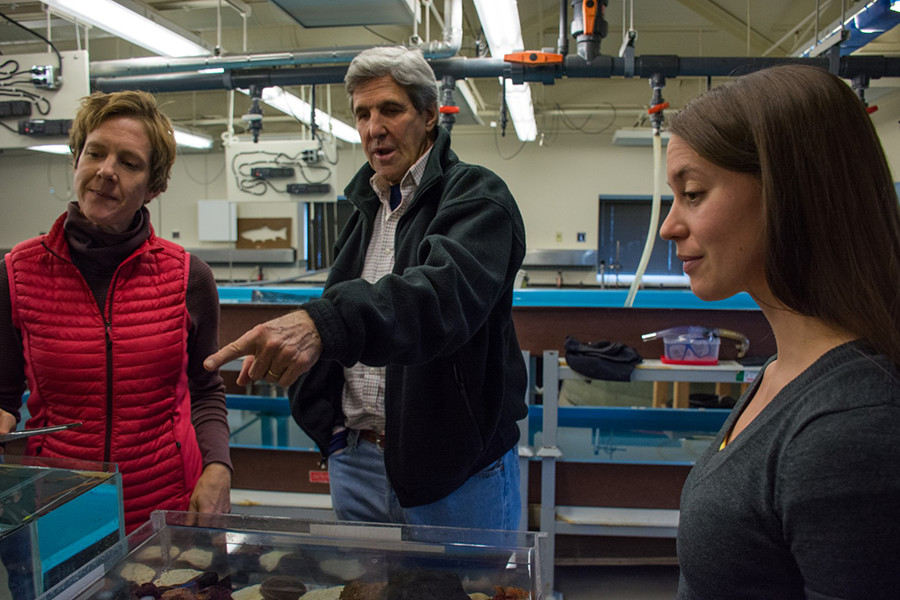 Scientist Amy Moran of the University of Hawaii at Manoa tells Secretary of State John Kerry about her research