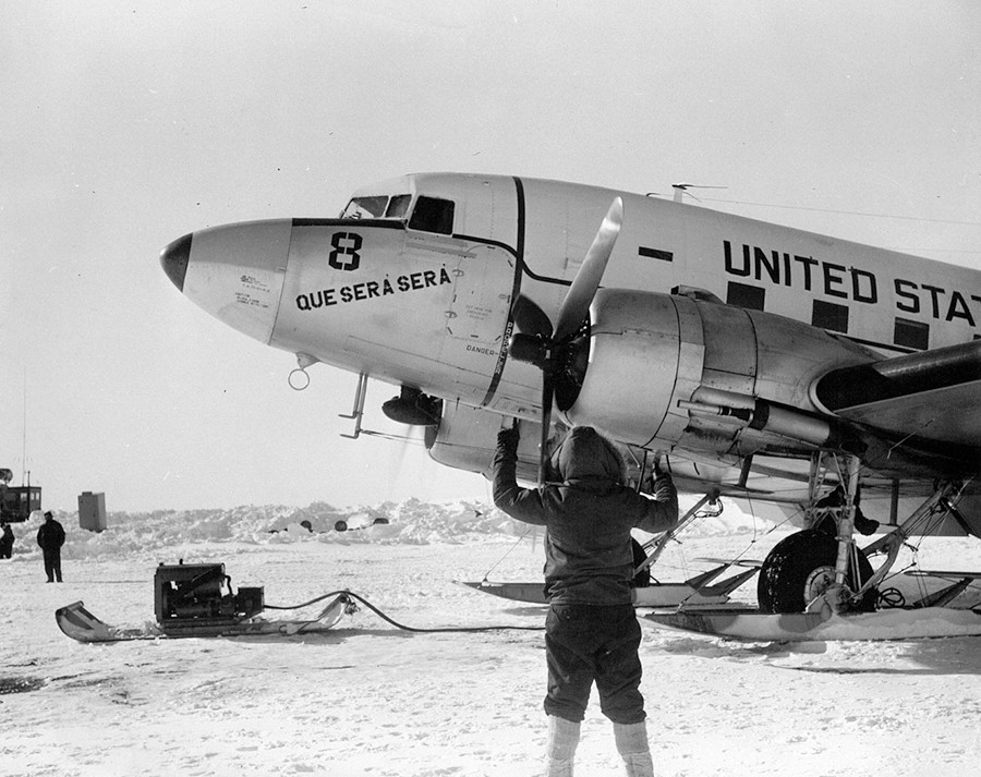 Pilot Gus Shinn guns the engines as the Que Sera Sera prepares for takeoff on its his historic flight to the South Pole