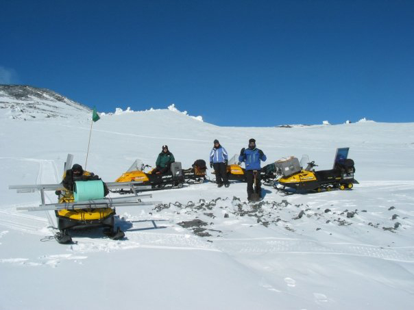 Scientists install seismic equipment on the flanks of Mt. Erebus during the 2007-2008 austral summer. That equipment picked up vibrations from distant quakes that were analyzed in the new study