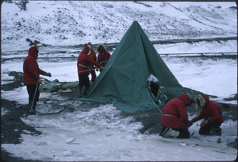 Before flying to the Dry Valleys, the team attended the New Zealand-led snow school to practice setting up tents, traversing crevassed landscapes and other safety skills.