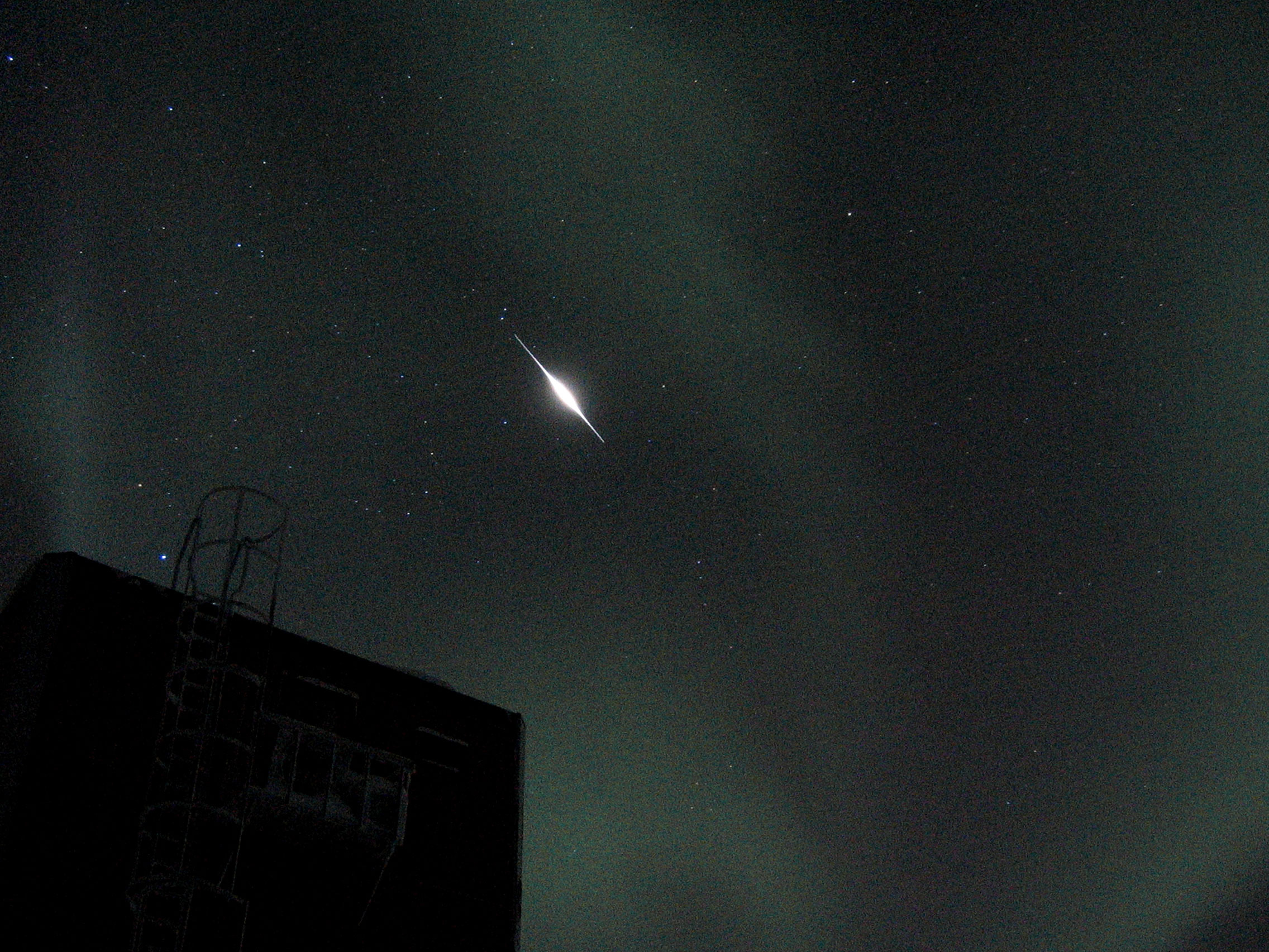 Спутник Иридиум в ночном небе